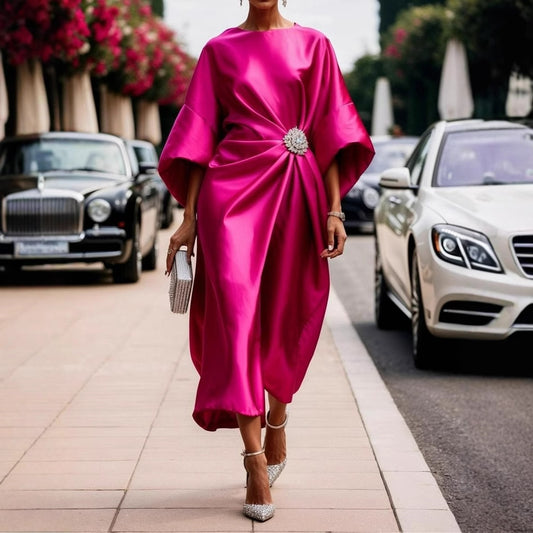 Elegancka Sukienka Satynowa z Perełkami i Asymetrycznie Dołem”