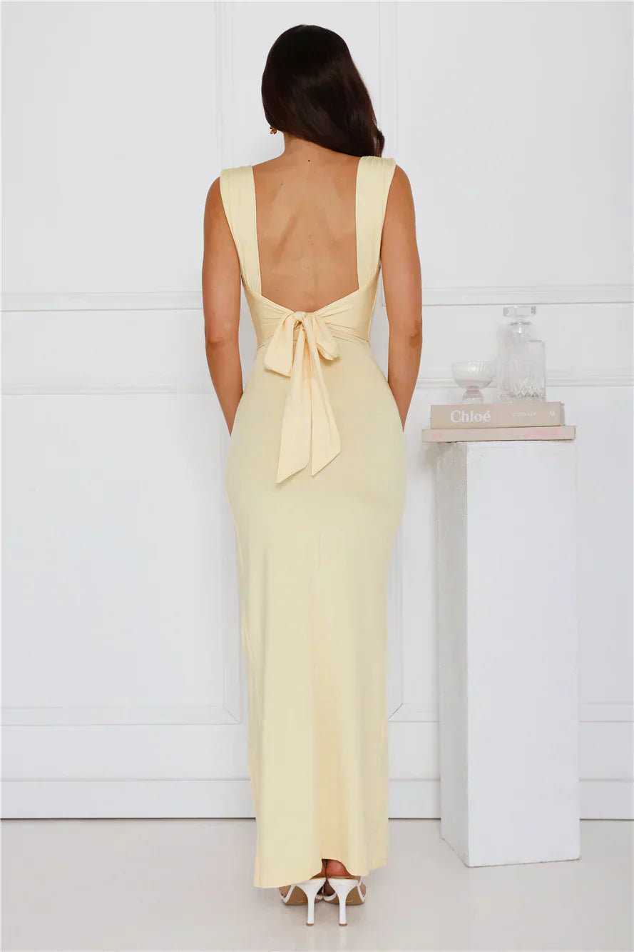 Sukienka w nowoczesnym i eleganckim stylu